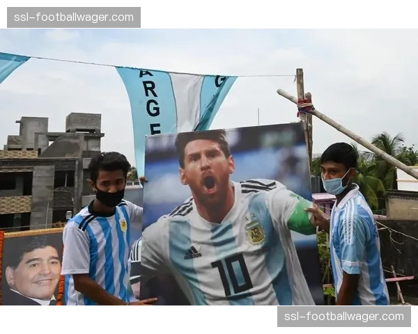 特写镜头:看台上小球迷为客队斯特拉斯堡的精彩进球鼓掌